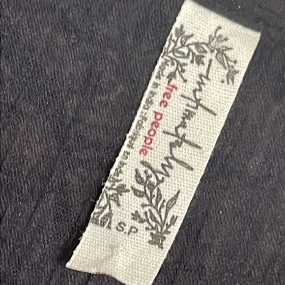 FREE PEOPLE Gorgeous Top Size SMALL SP Excellent Condition $80 Black/Purple - Picture 3 of 6